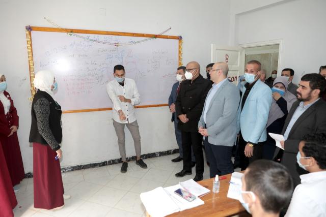 محافظ بني سويف يتفقد سير العملية التعليمية بالمدرسة الثانوية الفنية للتمريض ”بنين” بقرية باروط