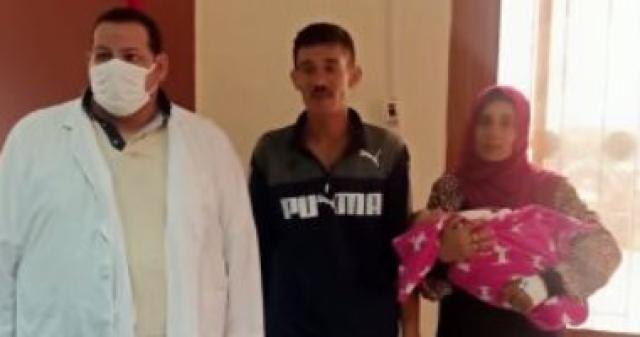 فرحة الأبوين باستلام الطفل