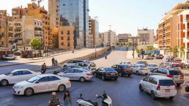 لبنان: قطع الطرقات تزامنا مع إضراب قطاع النقل البري