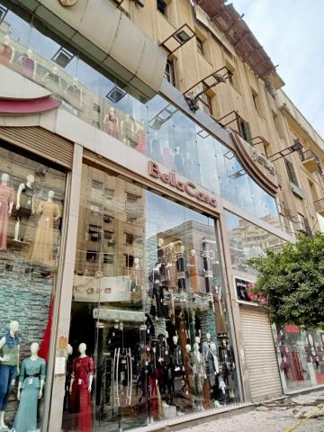 بالصور ..سقوط جزء من واجهة بيع المصنوعات بشارع ٢٦ يوليو