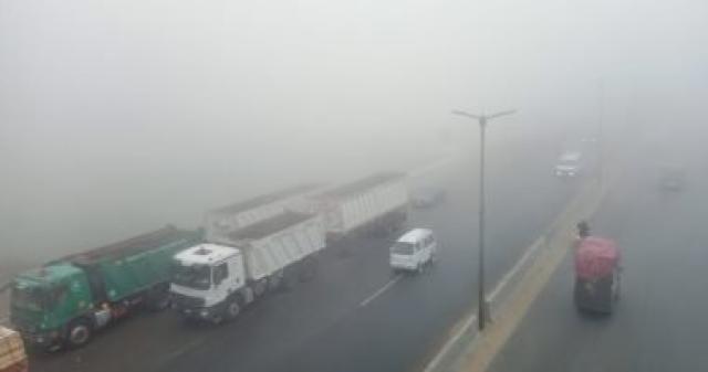 الإسماعيلية: إعادة فتح الطرق المغلقة أمام حركة السيارات بعد زوال الشبورة