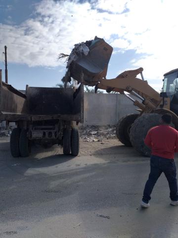 محافظ الإسماعيلية يتابع رفع القمامة والردتش من طريق أبو آدم