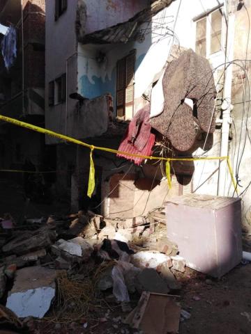 سقوط بلكونة أحد المنازل بعزبة على عيد بالإسماعيلية بسبب الطقس السيء