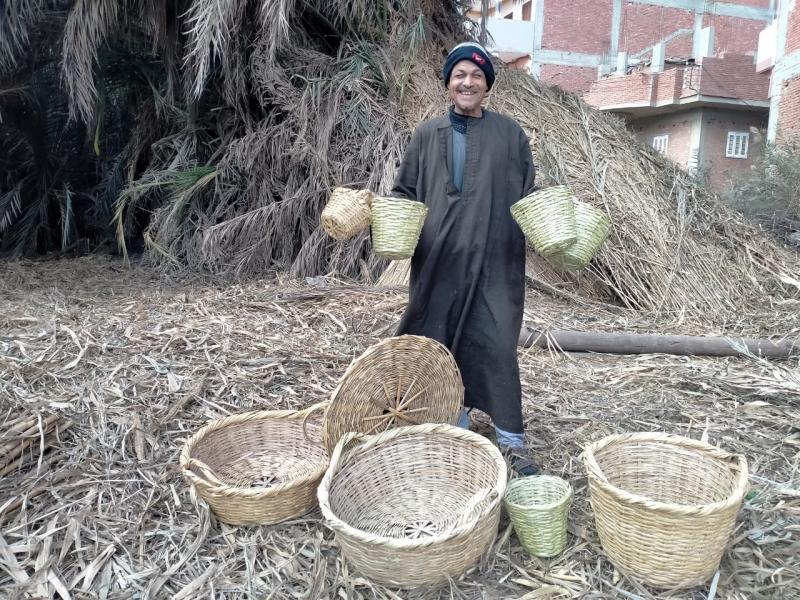 الأيدي الشقيانة.. صناعة الأسبتة من البوص «مهنة تتوارثها الأجيال في المنوفية»