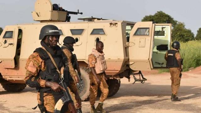 جنود متمردون يحتجزون رئيس بوركينا فاسو في معسكر للجيش