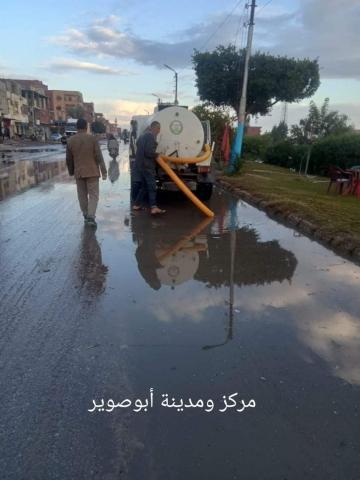 محافظ الإسماعيلية: جهود مستمرة لرفع مياه الأمطار بالمدن والقرى