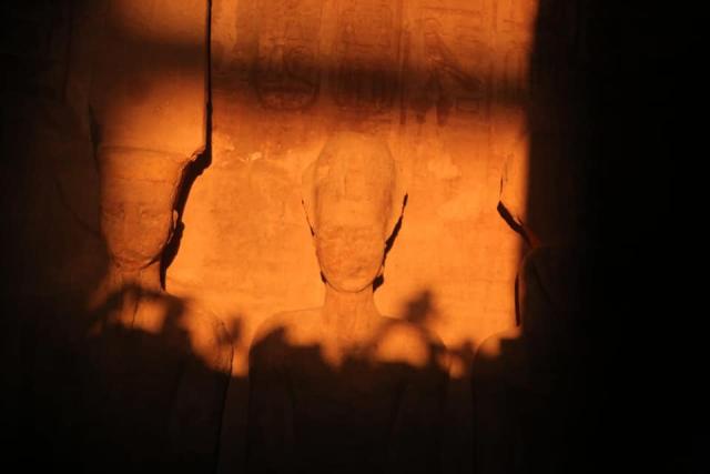 6000 زائر يتابع تعامد الشمس على معبد رمسيس الثانى