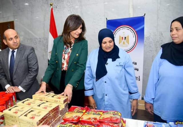 وزيرة الهجرة تشارك مؤسسة مصر الخير في تعبئة كراتين حملة ”إفطار صائم”