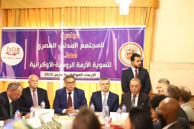 روسلان نيتشاي سفير أوكراني يتوسط شرشر وحماد في حضور سفيري لتوانيا وبولندا وعدد من الدبلوماسيين الأجانب
