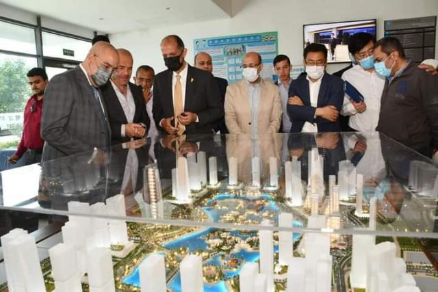 وزير الإسكان يستعرض التصميمات المقترحة والمخطط العام بمنطقة الداون تاون بمدينة العلمين الجديدة