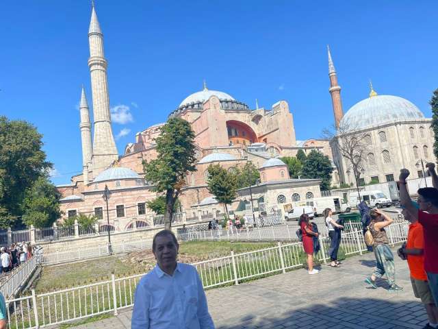 شرشر أمام مسجد آيا صوفيا باسطنبول 