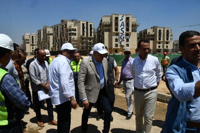 وزير الإسكان يتفقد سير العمل بمشروع تطوير ”منطقة سور مجرى العيون” بالقاهرة