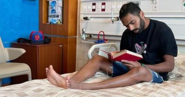 حسين الشحات يقراء القرأن الكريم قبل إجراء عملية غضروف الركبة