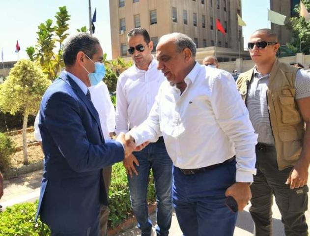 وزير قطاع الأعمال العام محمود عصمت في أول زيارة لشركة المحلة للغزل والنسيج