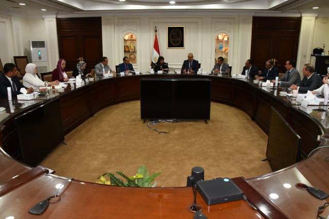 ‫ وزيرا الإسكان والهجرة يبحثان إتاحة فرص الاستثمار العقارى للمصريين بالخارج