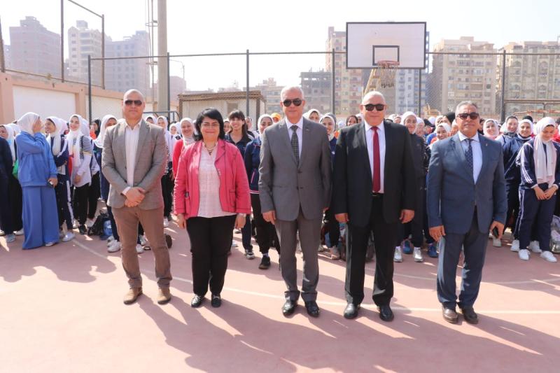 رئيس جامعة المنوفية يؤدي ”تحية العلم” مع طلاب التربية الرياضية