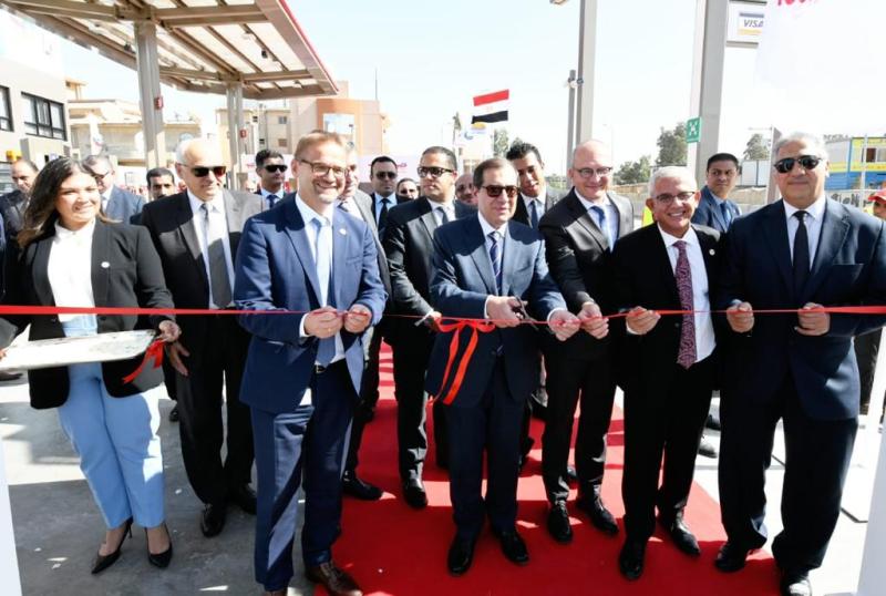 وزير البترول يفتتح محطة وقود ”أوازيس” الجديدة بأول طريق القاهرة/ إسكندرية الصحراوي