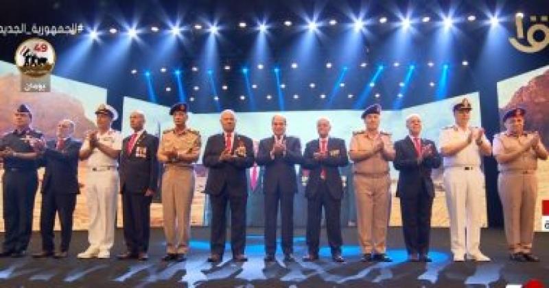 الرئيس السيسي وقيادات الجيش يلتقطون صورة تذكارية مع أبطال ”معركة أبو عطوة”