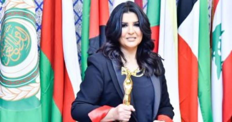 منى الشاذلى تفوز بجائزة الإعلام المرئى بمنتدى الإعلام العربى فى دبى