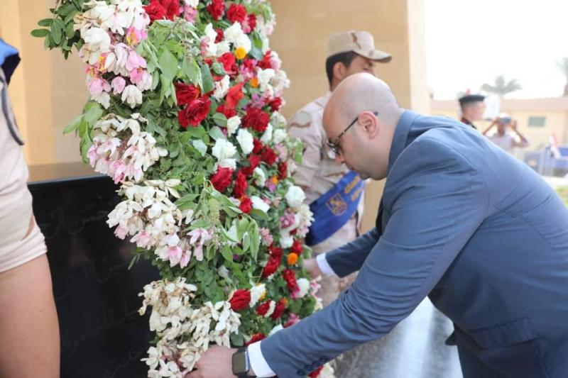 محافظ بنى سويف ومدير الأمن يضعان إكليل الزهور على النصب التذكاري خلال الاحتفال بذكرى نصر أكتوبر