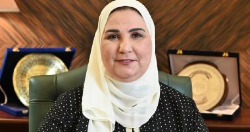 وزيرة التضامن تستعرض تقريرا عن جهود الوزارة لتنمية محافظة  شمال سيناء.
