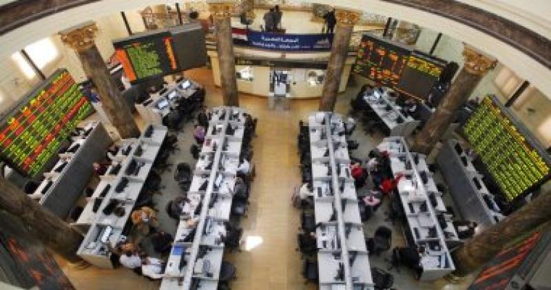 مبيعات أجنبية تهبط بمؤشرات البورصة المصرية بمنتصف التعاملات