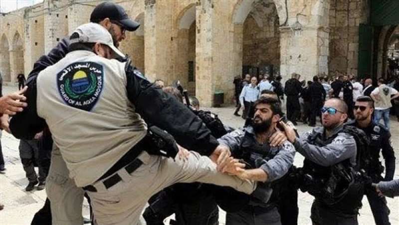 نائب إسرائيلي مُتطرف يقتحم «الأقصى».. وقوات الاحتلال تعتقل حارسين وشابًا فلسطينيًا