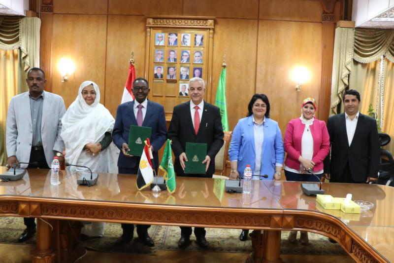 رئيس جامعة المنوفية ورئيس جامعة السودان يوقعان اتفاقية تعاون