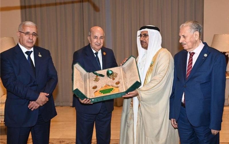 البرلمان العربي يمنح الرئيس الجزائري عبد المجيد تبون وسام القائد