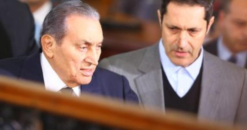 علاء مبارك يسأل جون كيري عن المليارات المزعومة لوالده: أخبارهم إيه!