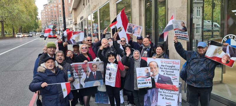 وقفة تأييد للرئيس والدولة أمام السفارة المصرية في لندن