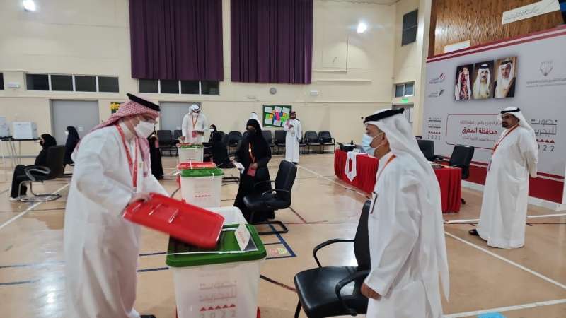الناخبون بمملكة البحرين يتوافدون على صناديق الاقتراع لاختيار ممثليهم في الانتخابات النيابية والبلدية