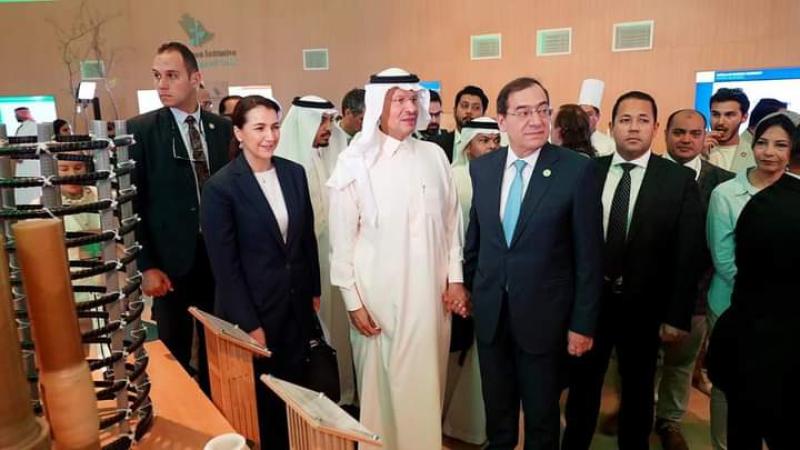 وزيرا البترول والثروة المعدنية والخارجية يتفقدان جناح مبادرة السعودية الخضراء