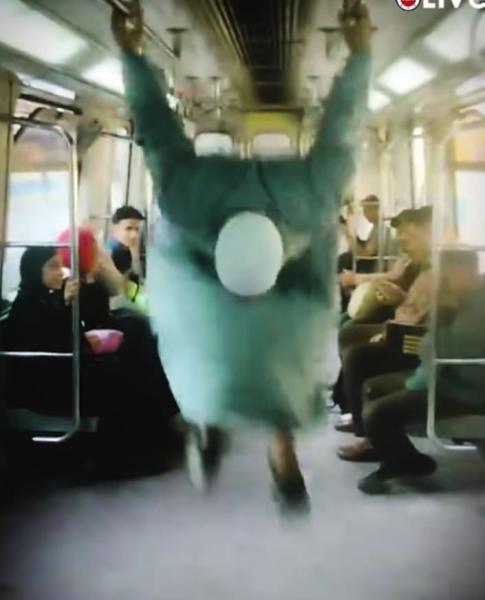 بحركات بهلوانية.. ”عجوز” يستعرض لياقته وعضلاته داخل مترو الأنفاق
