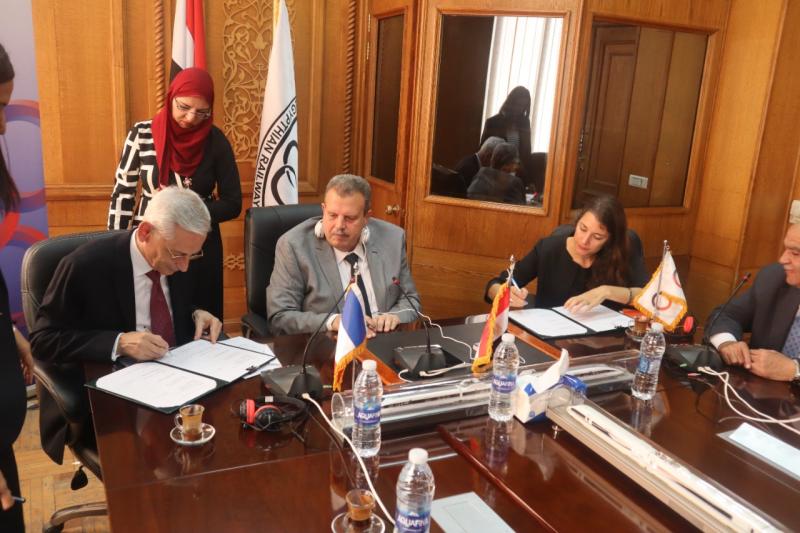 رئيس الهيئة القومية لسكك حديد مصر والسفير الفرنسي يوقعان اتفاقيةلتطوير نظم إشارات خط (طنطا / دمياط)