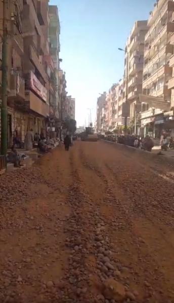 أسيوط: تربة زلطية كثيفة بشوارع مدينة منفلوط تمهيداً لرصفها