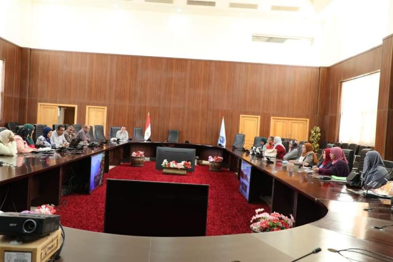 السكرتير المساعد  يعقد اجتماعاً مع أعضاء المجلس القومي للسكان بالبحر الأحمر