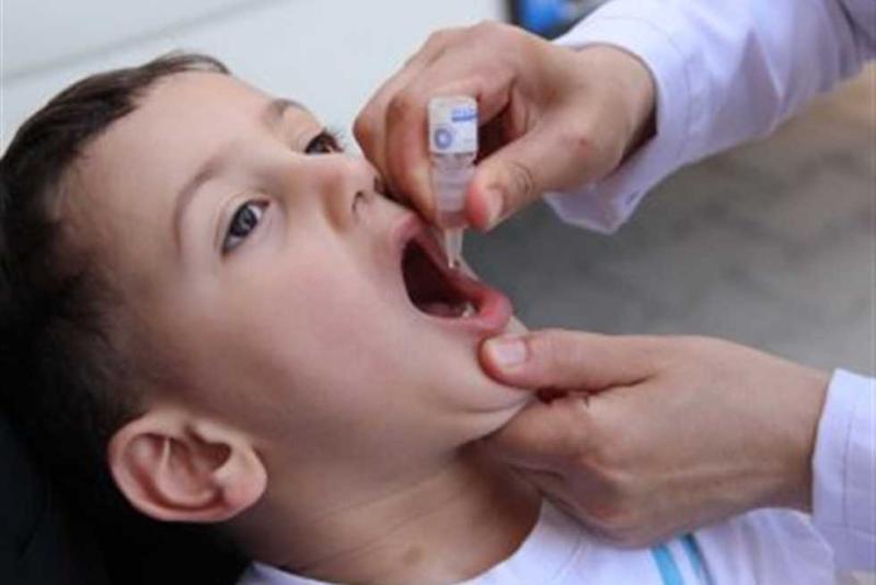مرض شلل الأطفال.. تعرف على طرق انتقاله ومواعيد تطعيمه