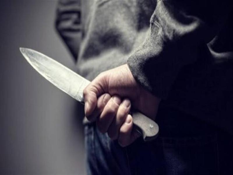 صاحب محل يطعن عاملا بسكين بسبب الإيجار