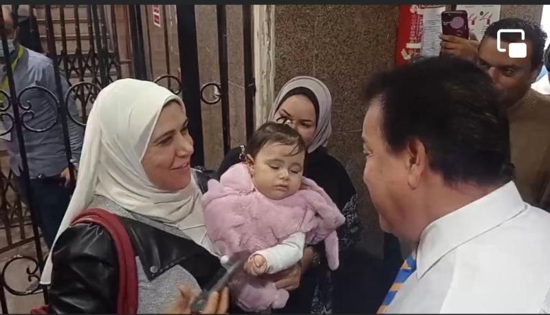موقف طريف.. وزير الصحة يُداعب طفلة أثناء متابعته حادث الاعتداء على «تمريض المنوفية»
