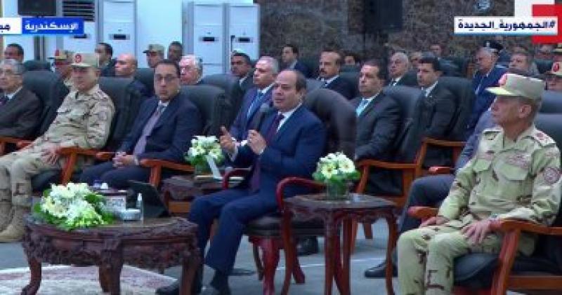 الرئيس السيسي: بنحط كل المصريين فى الصورة معانا عشان يعرفوا الإمكانيات الموجودة