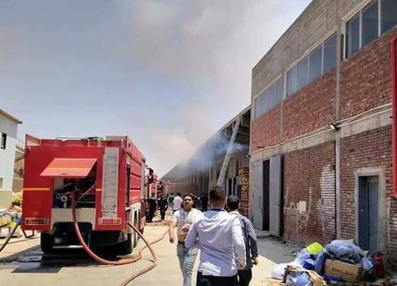 الحماية المدنية بالمنوفية تسيطر على حريق مصنع بلاستيك في السادات