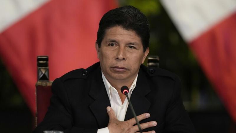 رئيس بيرو يعلن حل البرلمان وفرض حالة الطوارئ في البلاد