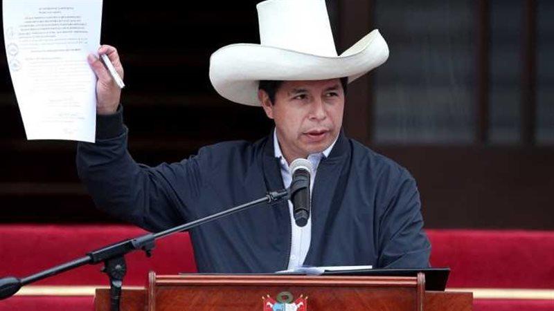 قبل عزله بساعات.. رئيس بيرو يعلن حل البرلمان ويفرض الطوارئ في البلاد
