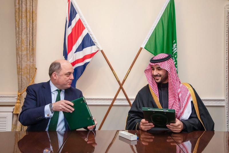 وزير الدفاع السعودي ونظيره البريطاني يوقعان اتفاقية توطين الصناعات العسكرية