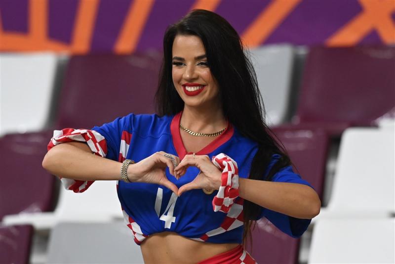 كأس العالم 2022..ملكة جمال كرواتيا تخطف الانظار فى المدرجات