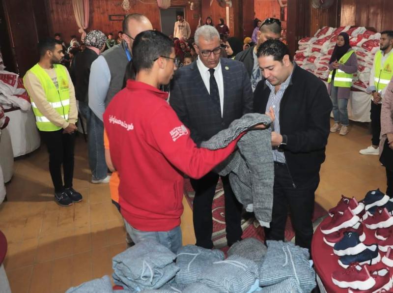 نائب محافظ  بنى سويف يُسلّم ملابس للأطفال  الأولى بالرعاية