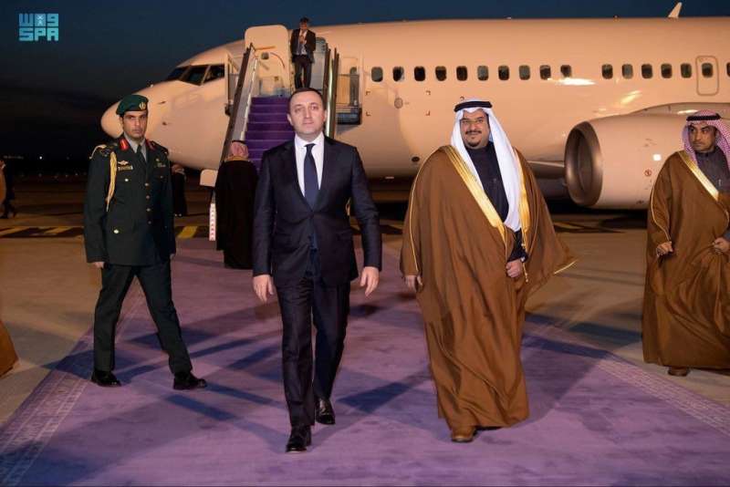 رئيس وزراء جورجيا يصل إلى الرياض، ونائب أمير الرياض في استقباله
