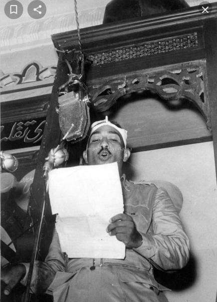 اليوزباشي محمد أنور السادات على منبر مسجد السادة الأربعين عام 1953