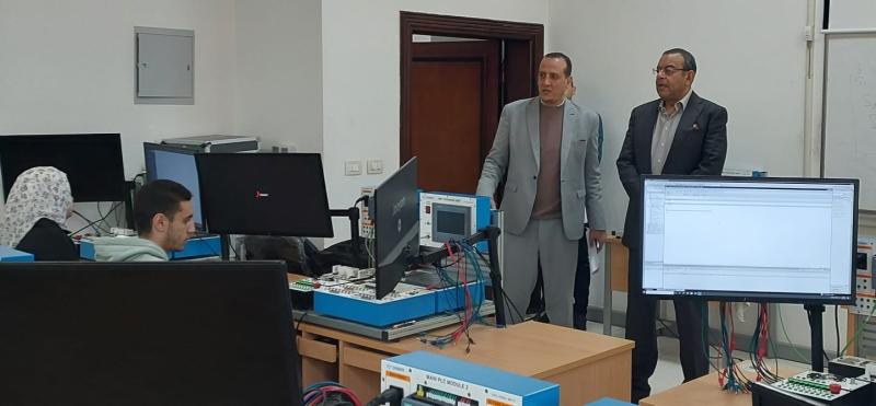 رئيس جامعة بنى سويف التكنولوجية يتابع سير الامتحانات العملية للفصل الدراسى الاول